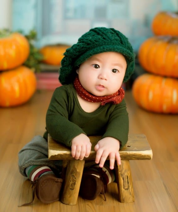 תינוק סיני יושב